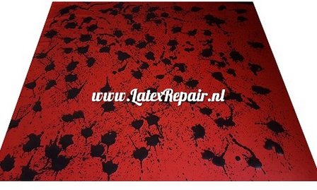 Latex sheet met spetters rood zwart om zelf latex kleding te maken ipv te kopen Halloween of Cosplay 02