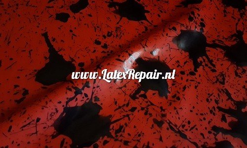 Latex sheet met spetters rood zwart om zelf latex kleding te maken ipv te kopen voor Halloween of Cosplay 01